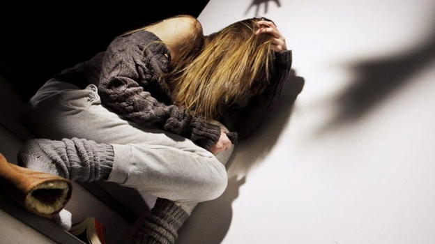 39enne in hotel con la fidanzata, tenta di soffocarla: il padre arriva e fa fa giustizia