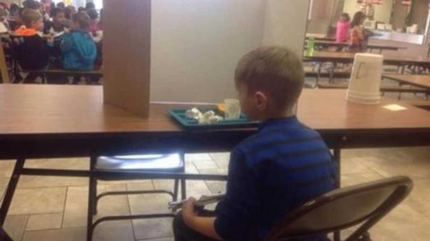Bimbo di 4 anni umiliato dalle maestre: "Niente regalo di Natale"