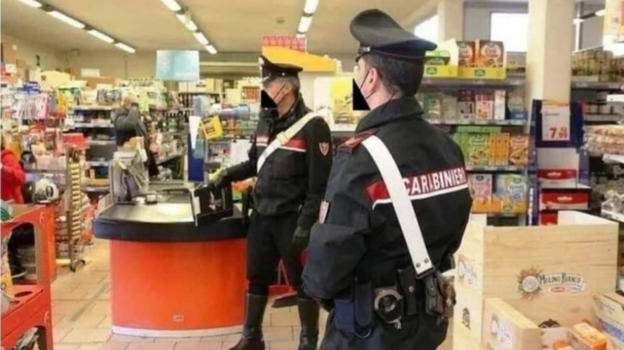 Compra 7 zamponi in offerta, la cassiera la umilia davanti a tutti