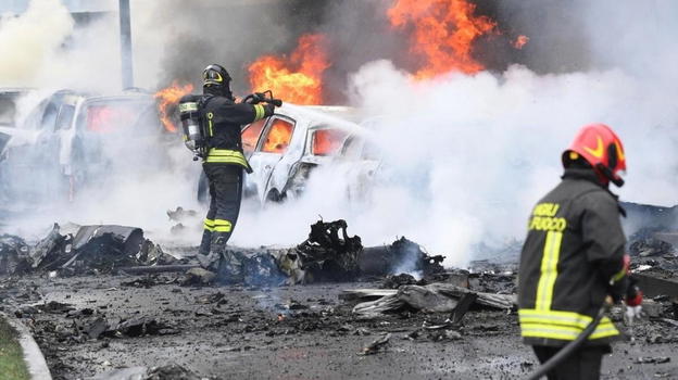 Aereo precipitato poco fa in Italia, soccorsi sul posto