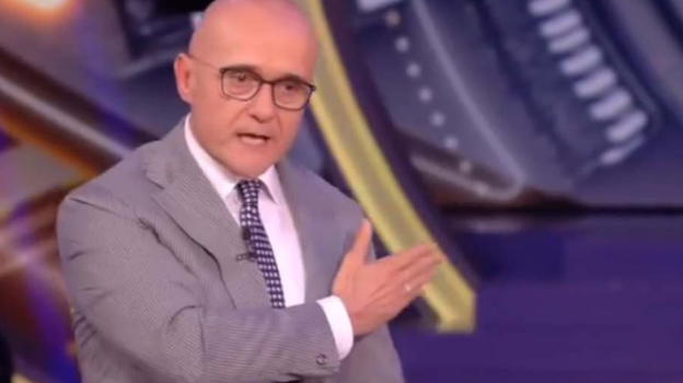 Grande Fratello, la pesante polemica: "Ha il cellulare"
