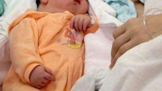 A 58 anni partorisce figlio da 8 kg, poi i medici notano l’assurdo