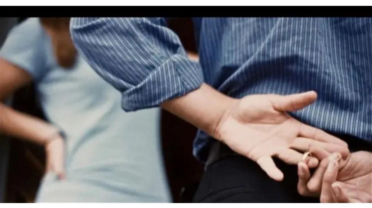 Scrive un messaggio assurdo alla moglie 54enne. La risposta di lei è uno spettacolo