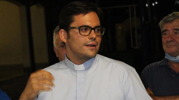 Don Roberto aveva solo 32 anni e stava tornando in parrocchia: poi il dramma
