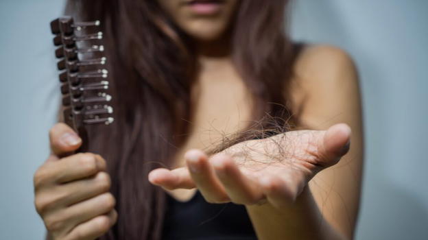 Ti cadono i capelli? Mangia questo e non accadrà più
