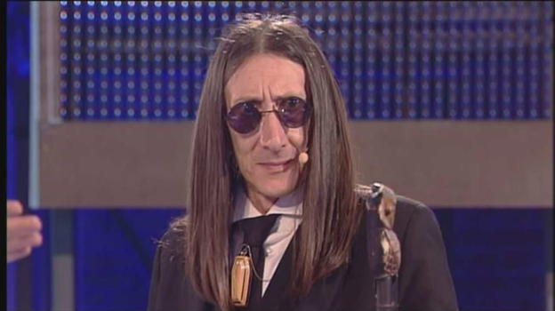 ‘Avanti Un Altro’, ecco chi si nasconde dietro la maschera