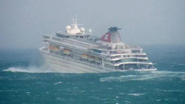 Il mare è in tempesta: ecco cosa succede dentro la nave da crociera