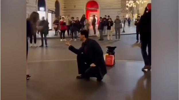 Proposta di matrimonio nel centro di Roma finisce malissimo