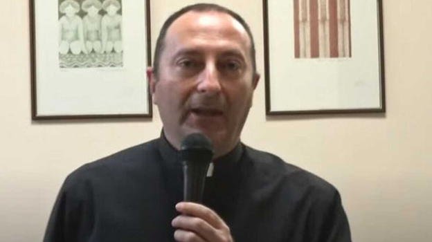 Ecco chi è il parroco scomunicato dal vescovo dopo gli attacchi al Papa