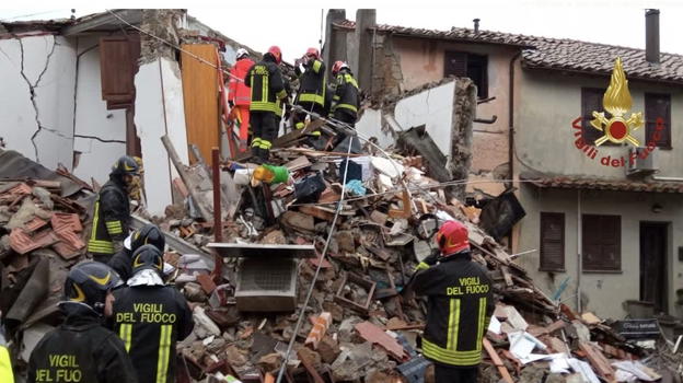 Italia, un fortissimo boato e poi il crollo improvviso del palazzo: è corsa contro il tempo