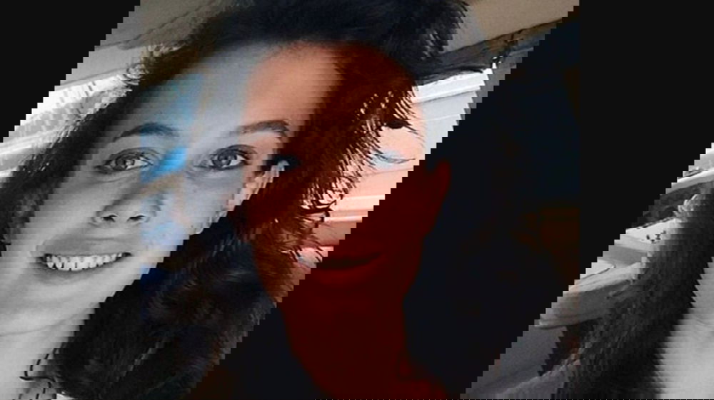 La giovanissima moglie del ricco magnate: sul web è polemica