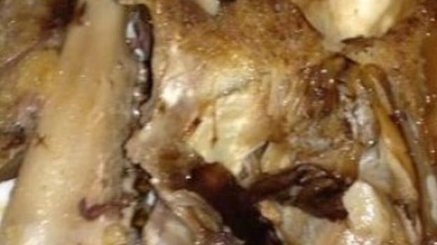 Compra pollo d’asporto e trova qualcosa di orribile: all’interno c’era un..