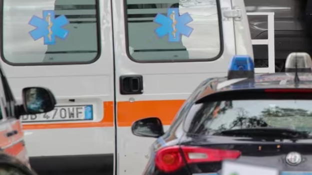 Si lancia dal balcone insieme alla figlia di 6 anni e il cane: cosa lascia scritto