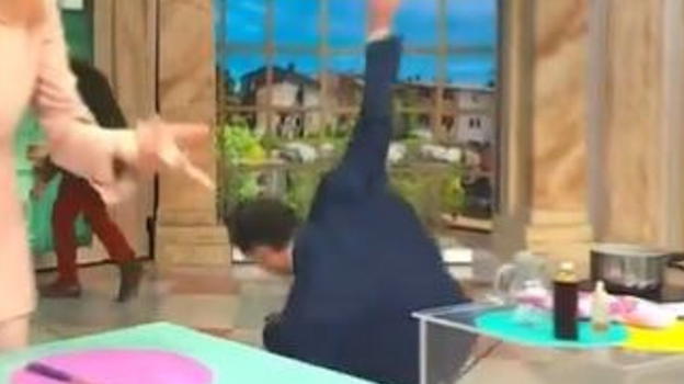 Rai, il conduttore Tv si accascia davanti a tutti in diretta: ospiti e pubblico increduli