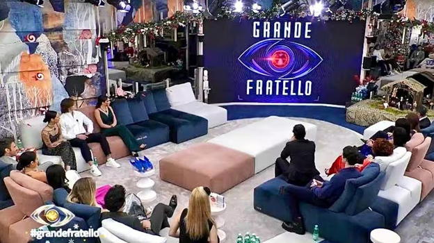 GF, due ragazze si baciano: concorrenti e telespettatori senza parole