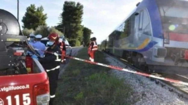 Italia, colpita dal treno in corsa: inutili i soccorsi