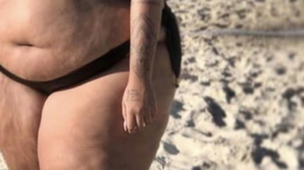 Va a mare e incontra un ginecologo, grazie a lui scopre che..