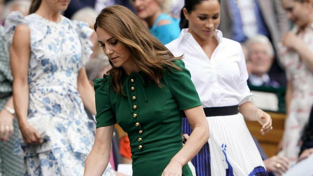 Kate Middleton, spunta la cicatrice nascosta dai capelli
