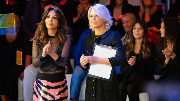 Sabrina Ferilli, torna a C’è Posta per Te: la scelta e il significato dell’abito