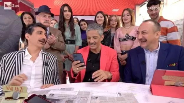 Fiorello mostra in diretta il numero di telefono di Lorella Cuccarini