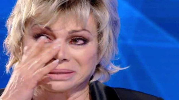 Carmen Russo, malore in diretta tv: fermata la trasmissione