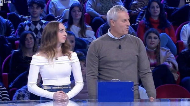 Affari tuoi, Aurora e Giovanni vincono 75mila euro ma sui social è bufera