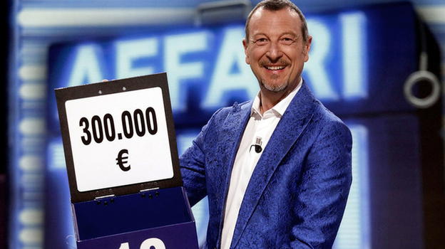Affari Tuoi, Amadeus al pacchista: "Visto che sei un bel ragazzo…"
