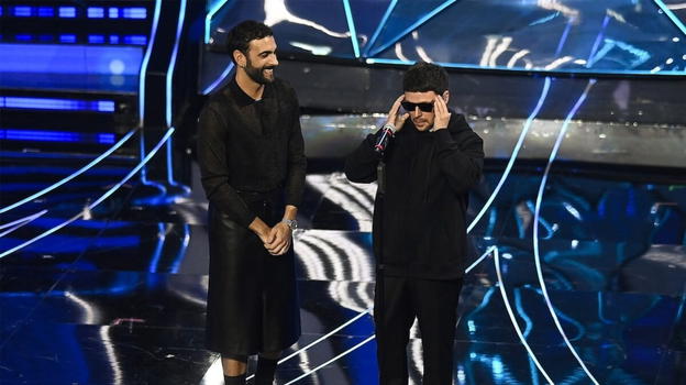 Sanremo 2024, ecco perchè Marco Mengoni indossava la gonna