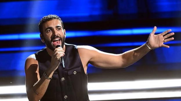 "Non era previsto, a fine puntata non l’ha presa bene". Marco Mengoni l’ha baciata in bocca
