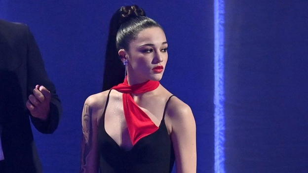 Sanremo, ecco perché Maria Esposito di Mare Fuori ha indossato un foulard rosso