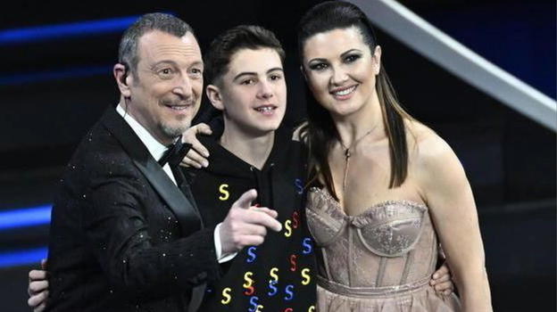 Sanremo, il figlio di Amadeus porta la fidanzatina in prima fila