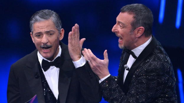 Finale Sanremo 2024, Fiorello manda a quel paese Amadeus