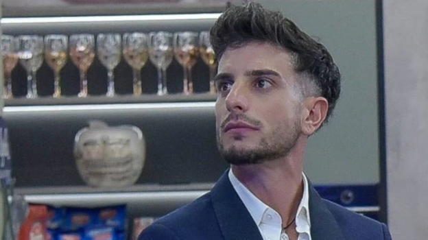 Grande Fratello, Garibaldi sta male: è stato fatto uscire d’urgenza