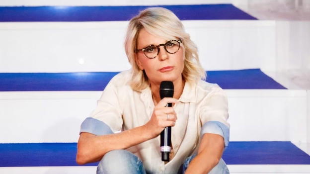 "Mai vista così prima". Maria De Filippi esausta a Uomini e Donne non regge