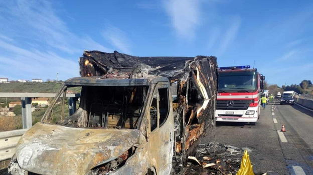 Inferno in autostrada, soccorritori sul posto: i primi aggiornamenti