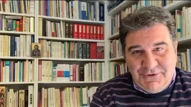 Prof di religione italiano insieme a studenti minorenni