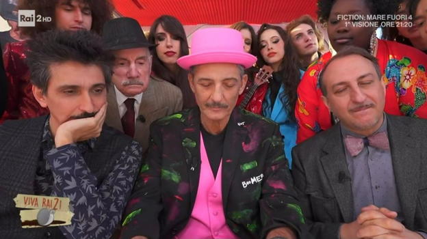 Rai 2, la notizia improvvisa dopo il malore di Fiorello