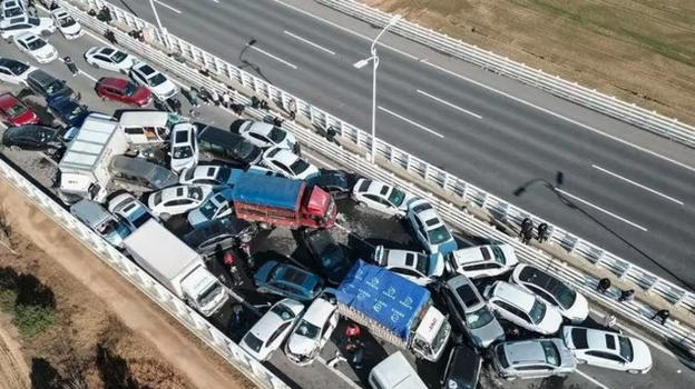Inferno in autostrada, centinaia di autoveicoli coinvolti
