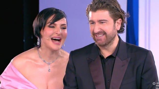 C’è Posta per Te, Alessandro Siani cerca marito ad Arisa: ma qualcosa va storto