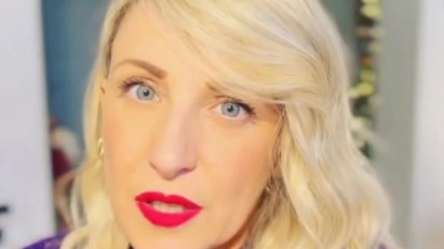 Katia Follesa, malore sul palco per l’amata comica. Arriva il 118 e poi l’annuncio
