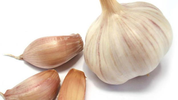 Spicchi di aglio avanzato, tutti li stanno mettendo nel water: il motivo