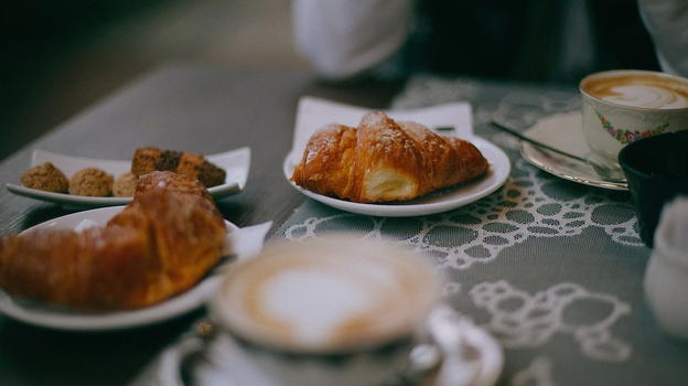 Mamma porta i figli a colazione al bar, una sconosciuta paga il conto e lascia un bigliettino
