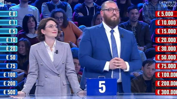 “Vaff*". Affari Tuoi, la moglie di Carlo sbrocca col Dottore