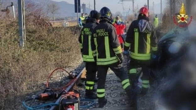 Italia, inutili i soccorsi: colpito da un treno in corsa