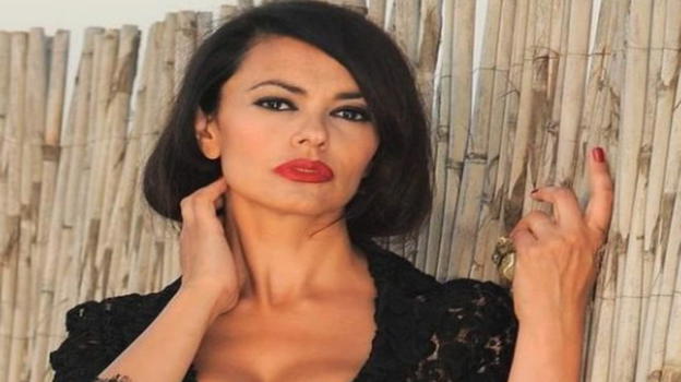 La Cucinotta posta questa foto e tutti notano una cosa da brividi