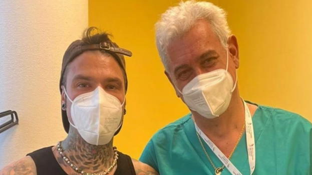 Il chirurgo di Fedez sbotta: "Ecco cos’ha fatto 48 ore dopo l’operazione.."