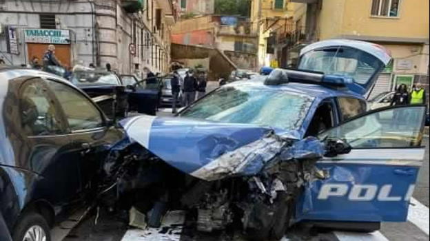 Incidente coinvolge auto della polizia: la scoperta da brividi