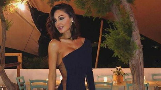 Anna Tatangelo senza slip, pubblico senza parole