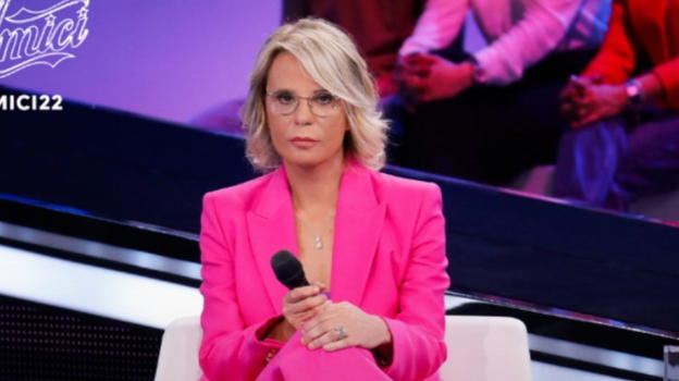 "Salta il serale". Amici, si fa male durante le prove