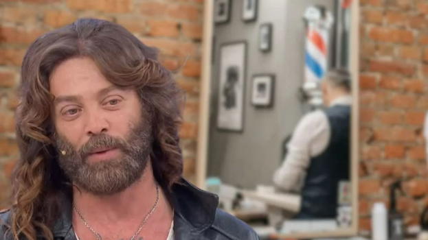 Ernesto di Uomini e Donne dal parrucchiere cambia look